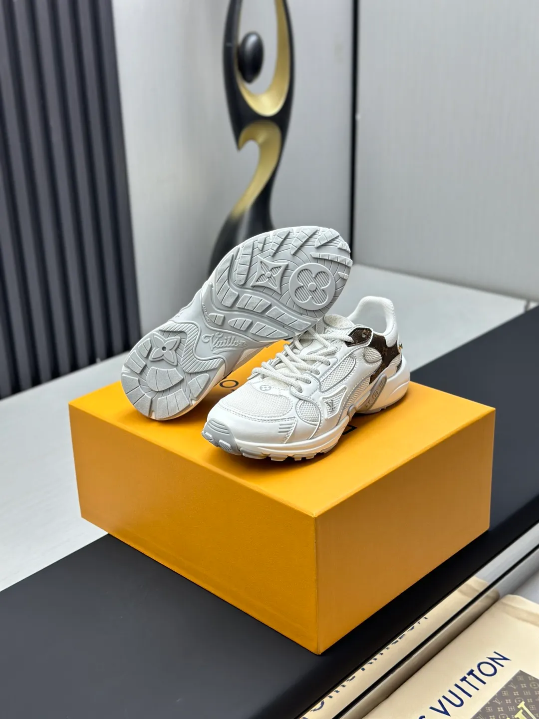 Factory price: 660💰Top version LV-Louis Vuitton-classic catwalk new style original 1:1 developed replica! ! The upper foot is very comfortable. It is made of luxurious materials and fine workmanship. The midsole is printed with English letters "Made in Europe". The upper is made of calfskin imported from Italy. The side is decorated with the brand's LOGO and signature. The latest latex foot pads and mesh lining make the foot feel super comfortable. The original two-color TPU combination outsole is specially provided by the original factory. Bag technology Goodyear stitched edges Fabric: Exclusive custom first-layer cowhide Accessories: Exclusive private model Vuitton logo, lining: Customized silk mesh lining - first-layer silk cowhide lining Outsole: TPU combination outsole wear-resistant, non-slip and anti-yellowing Foot pads: new latex pads-mesh sweat-absorbent Counter technology: fully computerized sewing machine wire drawing Toe box back cover Hot and cold shaping Full set of pull-top last with medium and low logo pattern Counter packaging - Shoelaces, certificates, cards, instructions, certificates of quality, dust bags, the most comprehensive packaging on the entire network, women's models 35-39, men's models 38-46 (38/46 customized, non-refundable!